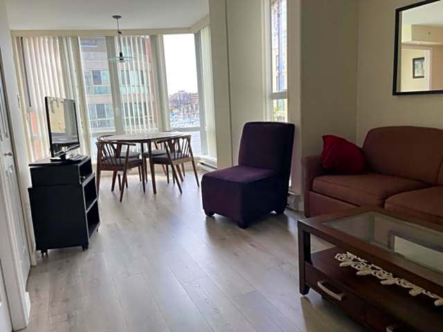 1BD+Den condo, with free parking in Downtown!