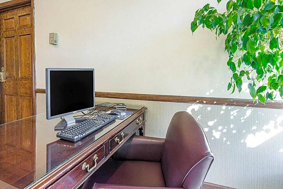 Econo Lodge Inn & Suites Norton - Wise South