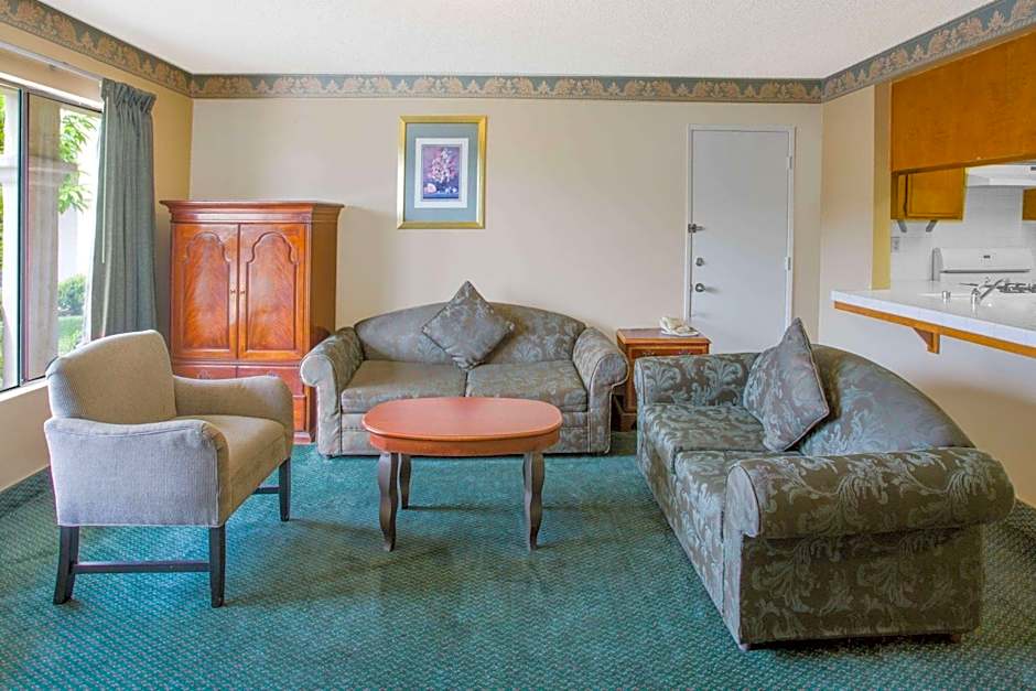Travelodge by Wyndham Costa Mesa Newport Beach Hacienda