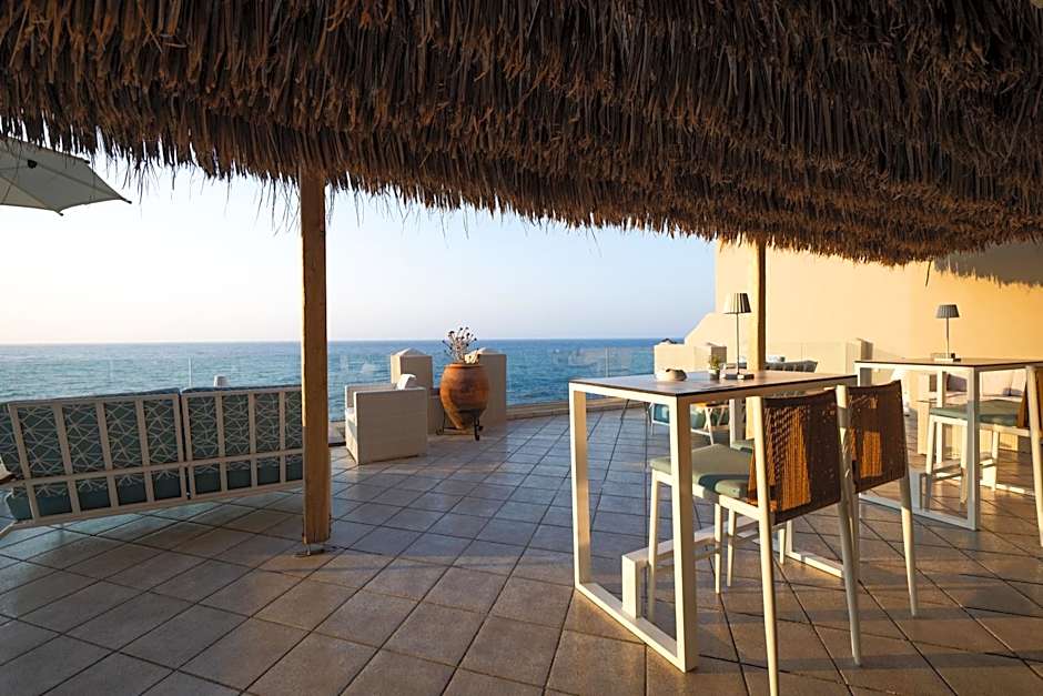 Cavos Bay Hotel & Studios