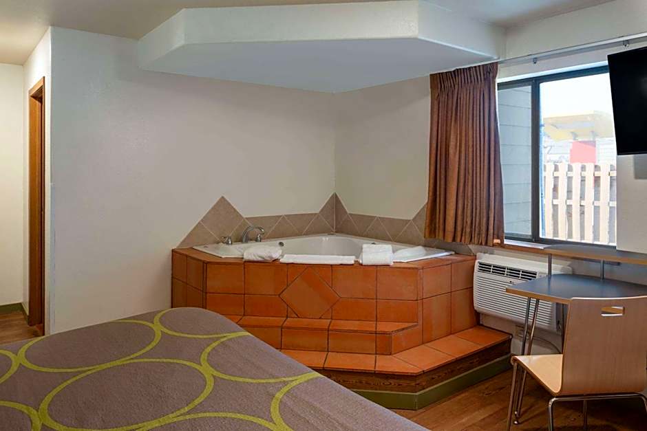 Super 8 by Wyndham Livingston