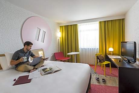 2 Adjacent Rooms