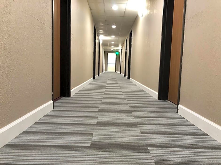 Super 8 by Wyndham Omaha SW