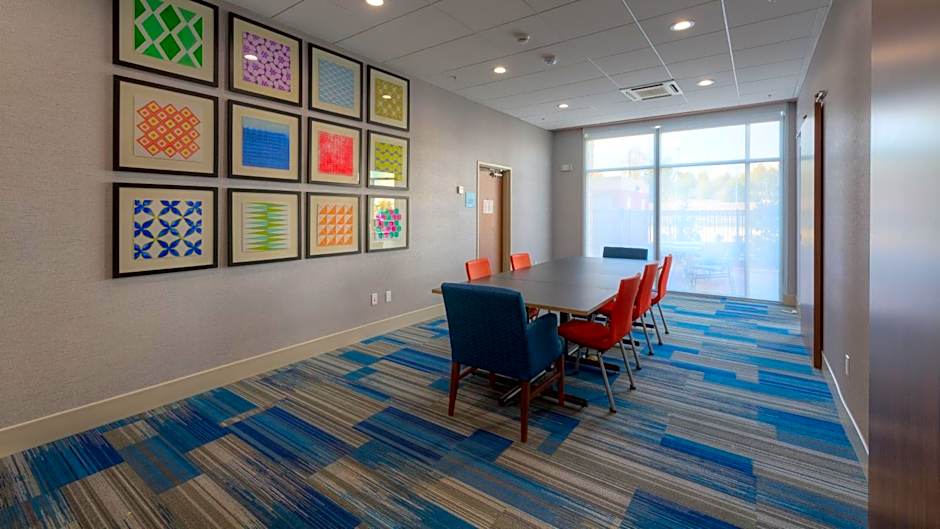 Holiday Inn Express & Suites Tulsa Midtown By IHG