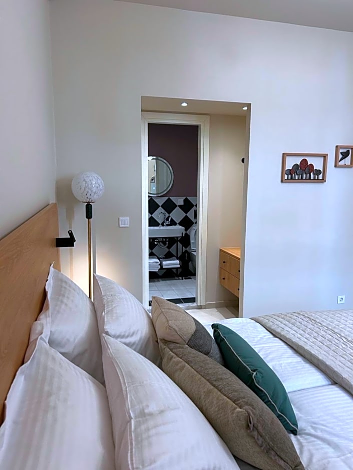 Living Yard Acropolis