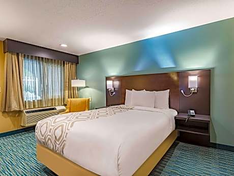 Queen Room with Mobility/Hearing Access - Non-Smoking