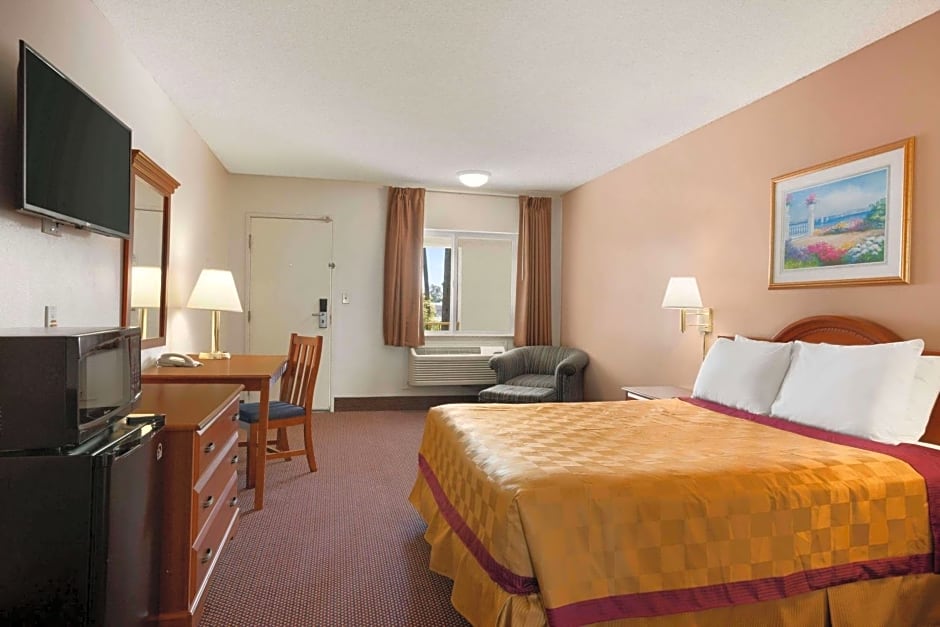 Travelodge by Wyndham Bakersfield