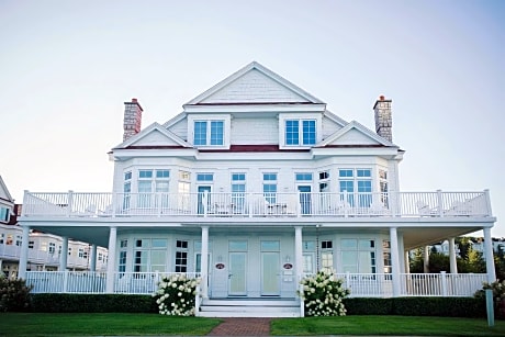 Two-Bedroom Lakeside Cottage