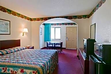 1 King Bed Suite Non-Smoking