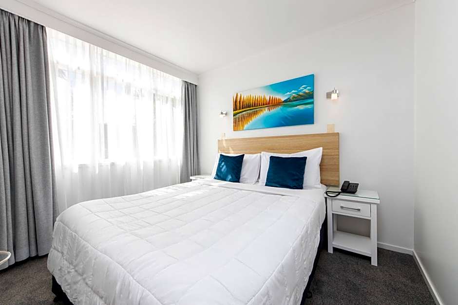 Photo 1 of 6 of 1 King Bed, Garden View