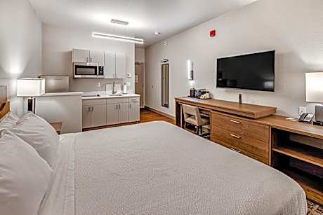 Single Queen Studio with Kitchen