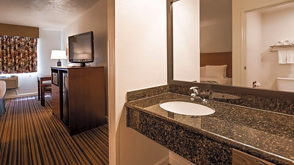 Foto 1 di 8 di 1 King Bed, Hearing/Mobility Accessible, Roll in Shower