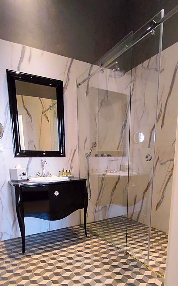 Tiffi Old Town Hotel