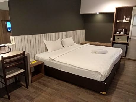 Standard King Room (No Window)
