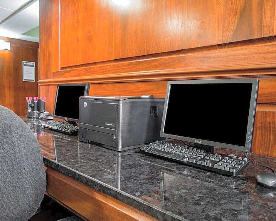 Comfort Suites Outlet Center