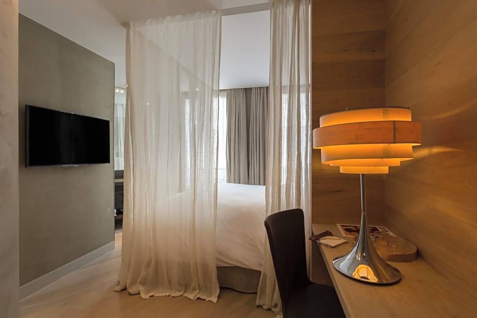 Hidden Hotel By Elegancia