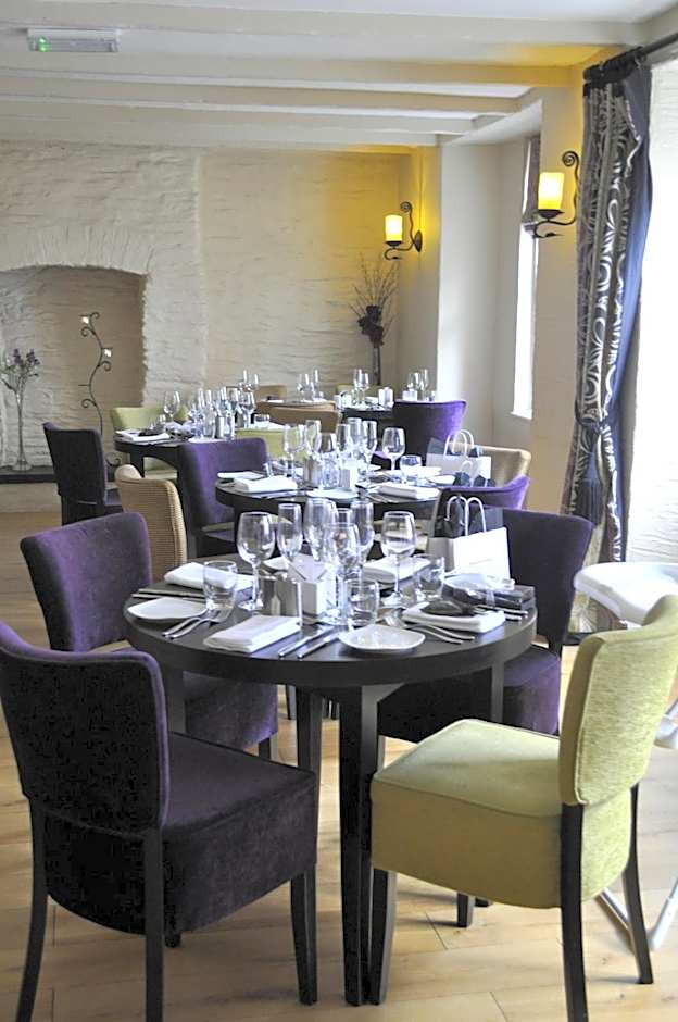 Gwesty'r Emlyn Hotel