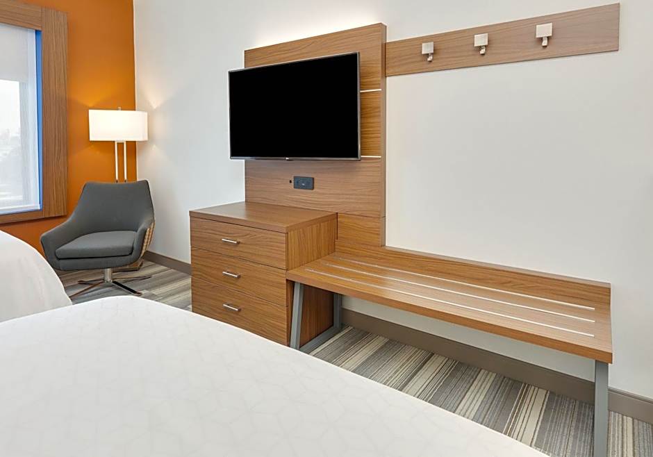 Holiday Inn Express & Suites Mitchell By IHG