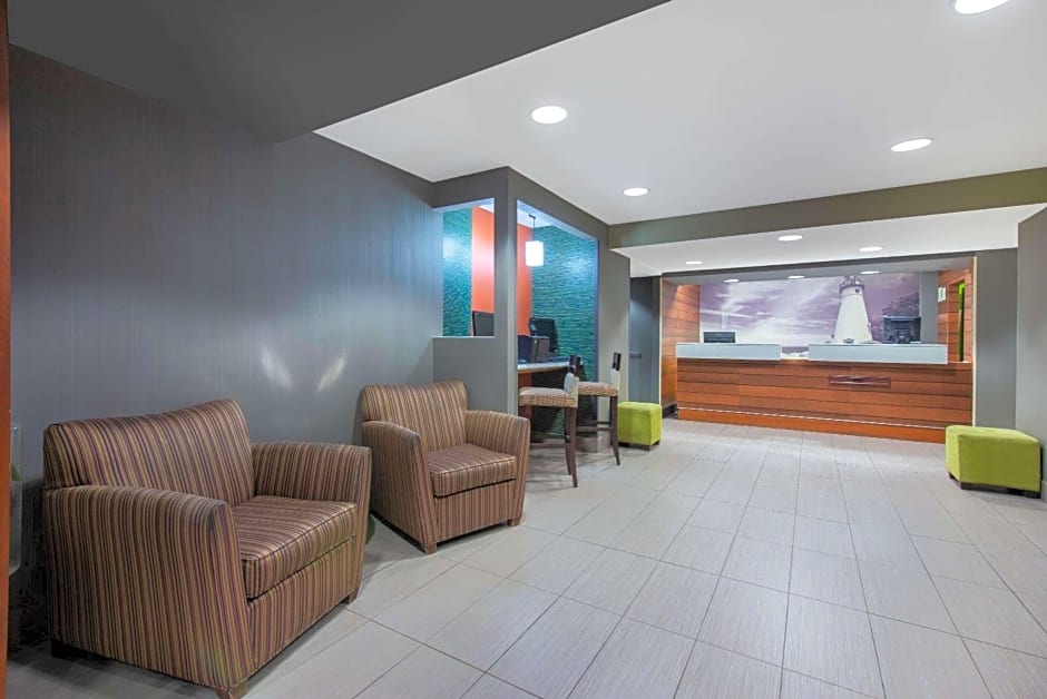 La Quinta Inn & Suites by Wyndham Erie