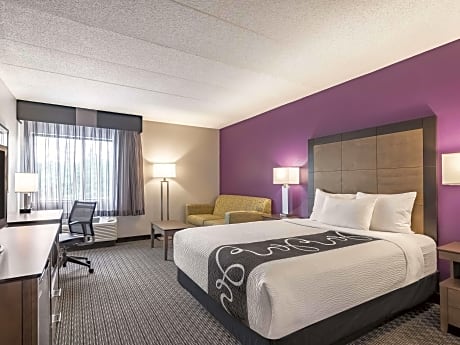 1 Queen Bed Deluxe Non-Smoking