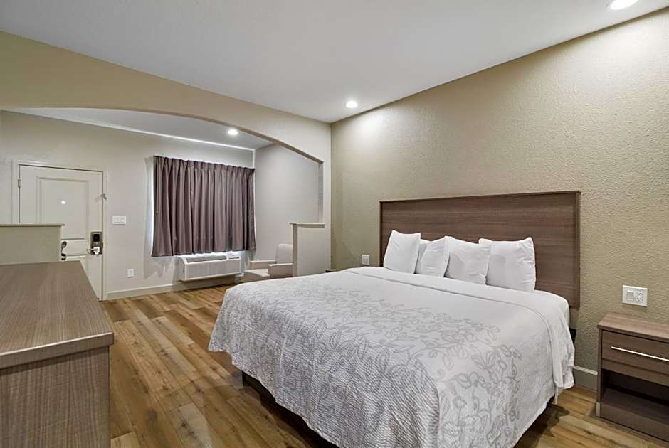 Red Roof PLUS+ Galveston - Beachfront