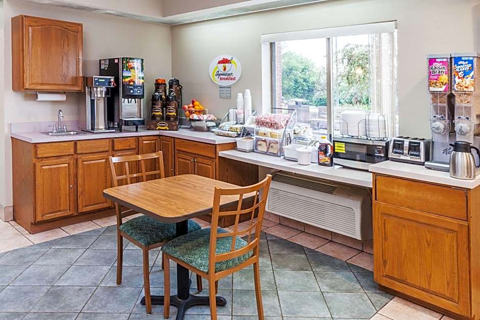 Super 8 by Wyndham Valparaiso