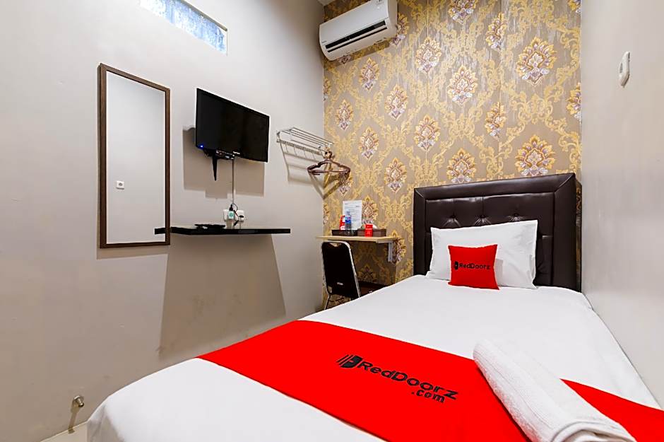 RedDoorz near Waterpark Citra Garden Medan
