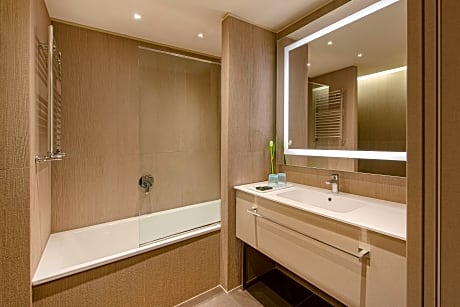 1 King Bed Courtyard View