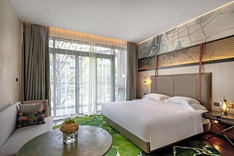 Standard King Room with Garden View