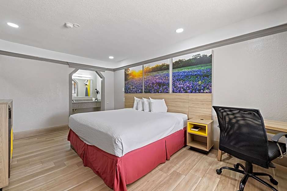 Days Inn by Wyndham Kenedy
