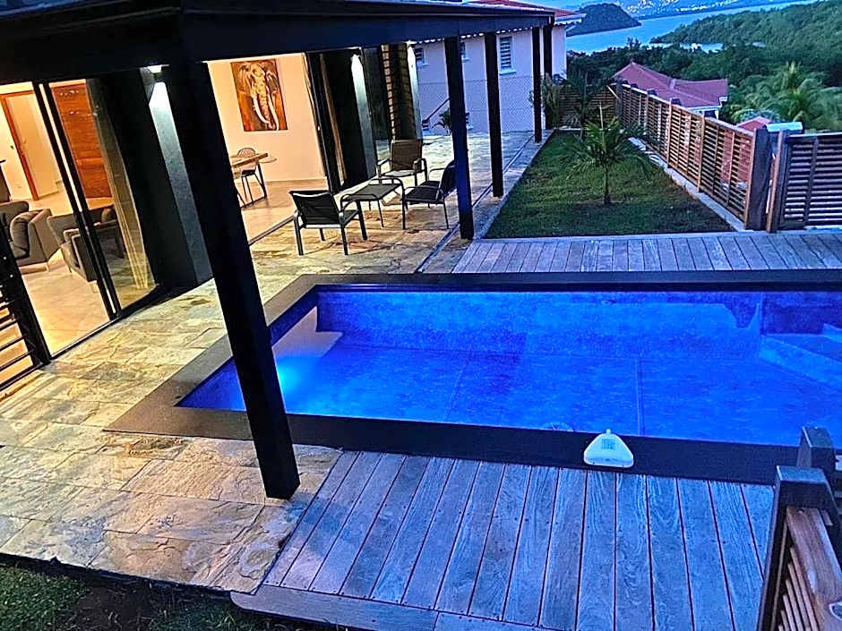 Villa Passion Cannelle de standing avec sa piscine vue mer
