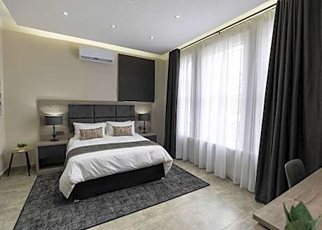 Deluxe Queen Suite