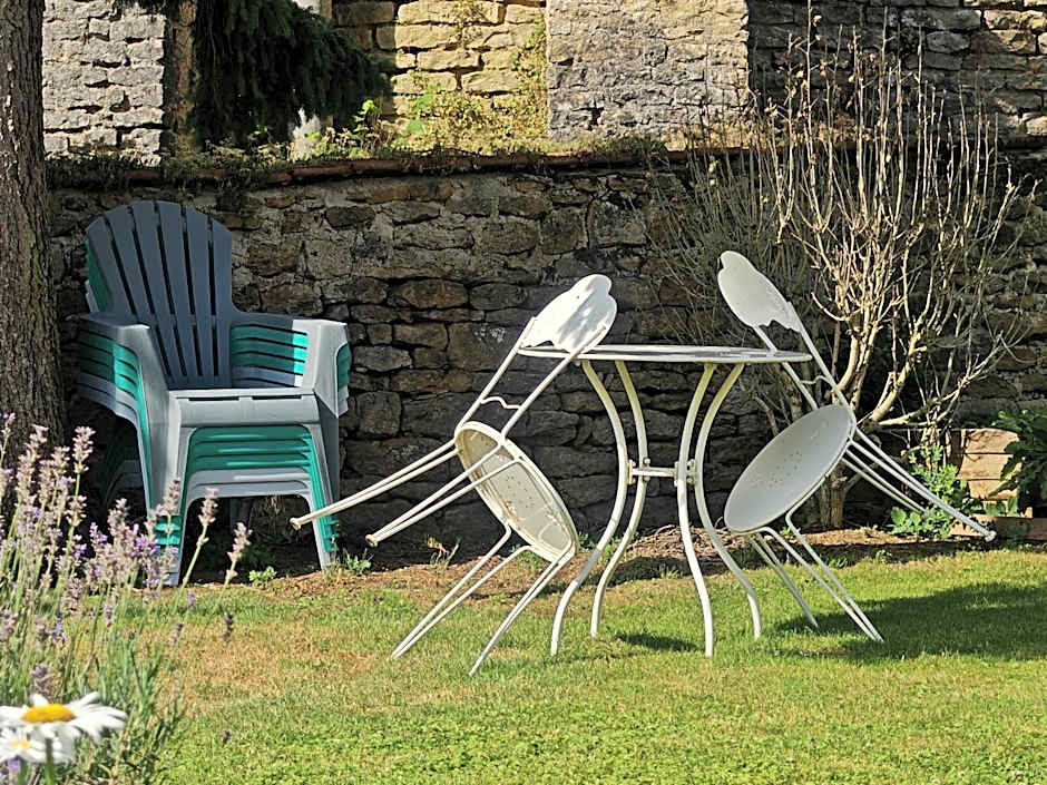 chez Émile côté face maison entière, 3 chambres, 2 salles de bains,jardin et terrasse