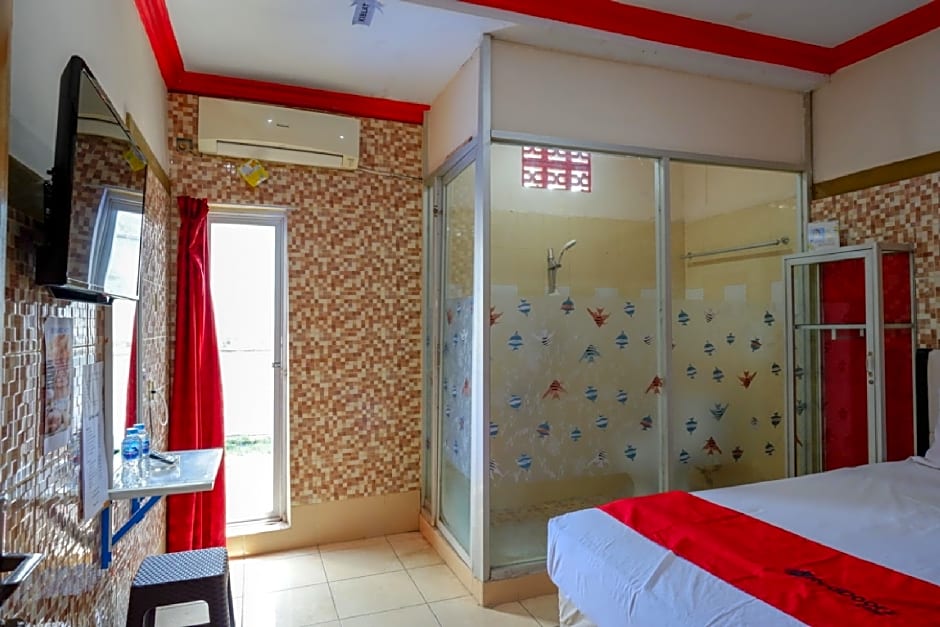 RedDoorz near Kendari Beach 2