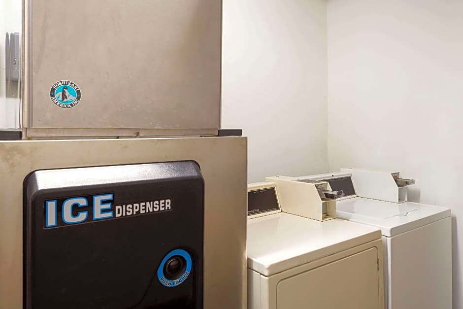 Super 8 by Wyndham White River Junction