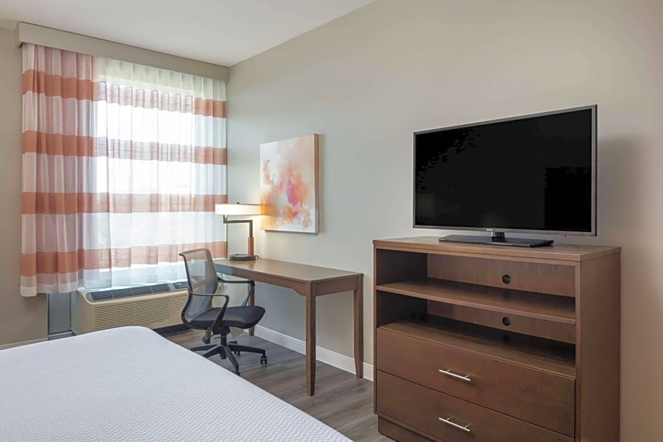 La Quinta Inn & Suites by Wyndham Greensboro Airport