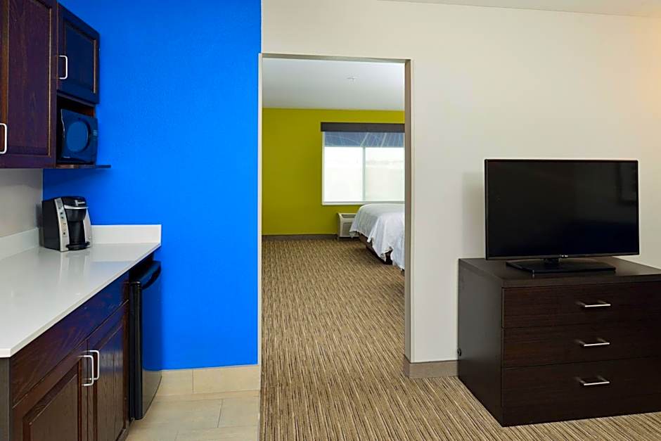 Holiday Inn Express & Suites Pueblo By IHG