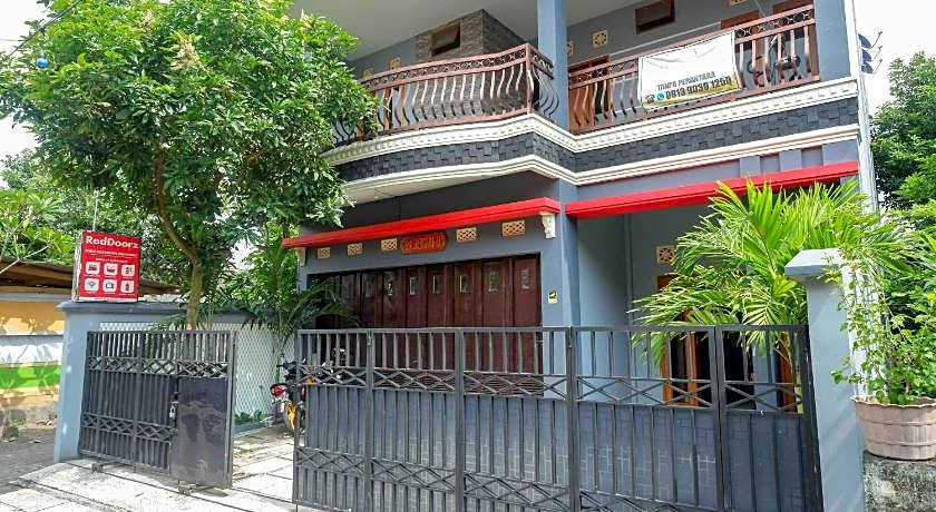 RedDoorz Syariah near Monumen Jogja Kembali