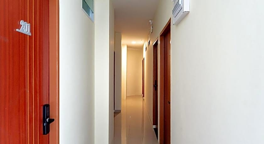 RedDoorz Plus @ Komplek ABC Batu Aji Batam