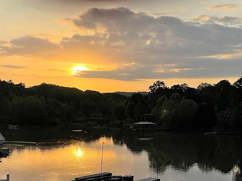 Tiny Lakeside Retreat