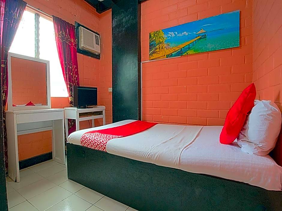 RedDoorz @ La Maria Pension and Tourist Inn