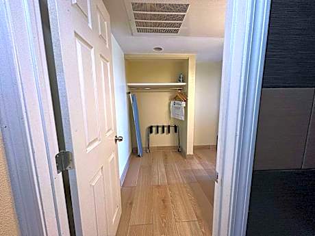 Accessible - 1 King Mobility Accessible Roll In Shower Microwave Fridge Non-Smoking Full Breakfast