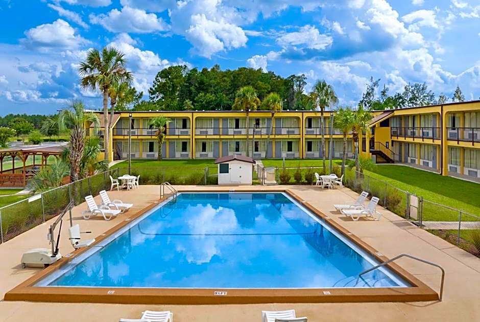 Days Inn by Wyndham Lake City I-75