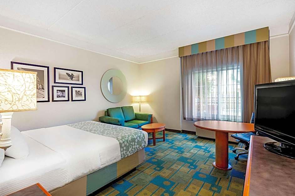 Photo 1 of 4 of Executive 1 King Bed