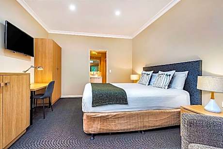 1 Queen Bed, Nonsmoking, Upgrade