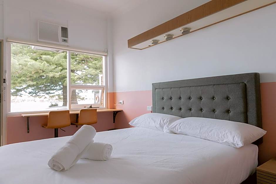 Black Swan Waterfront Motel