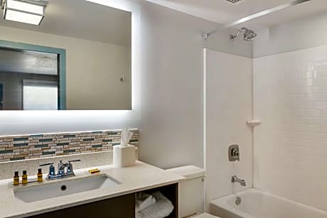 1 KING BEDNSMKPOOLSDPILLOWREFRIGHISPDFULL BREAKFAST