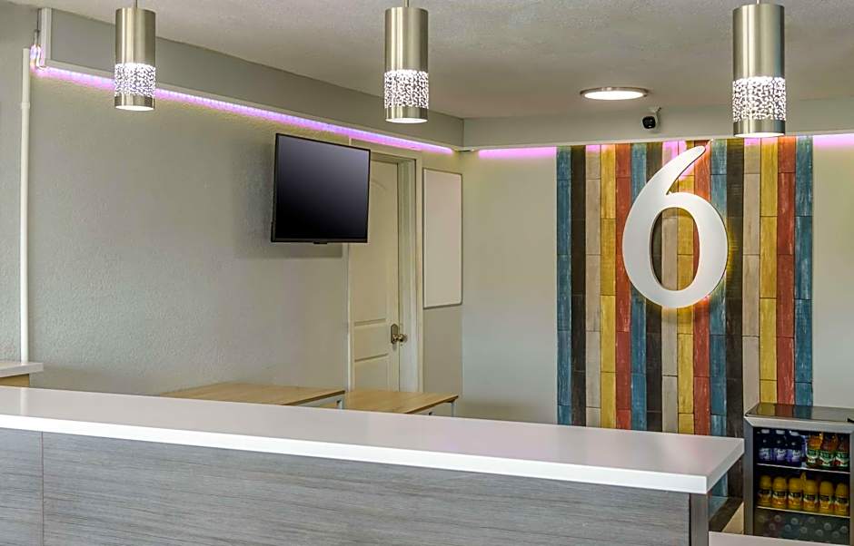 Home 6 Motel