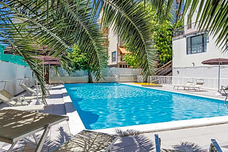 Hotel Plaza con piscina