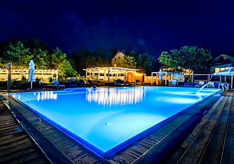 OŚRODEK KOLONIJNO WCZASOWY MEWA - przy plaży z basenem z podgrzewaną wodą i mini SPA